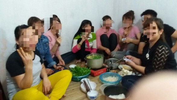 Bữa liên hoan chỉ có cái lẩu rau và tí thịt của công nhân xóm trọ - Ảnh: TÂM LÊ