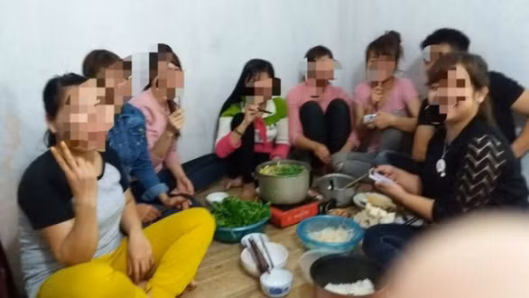 Bữa liên hoan chỉ có cái lẩu rau và tí thịt của công nhân xóm trọ - Ảnh: TÂM LÊ