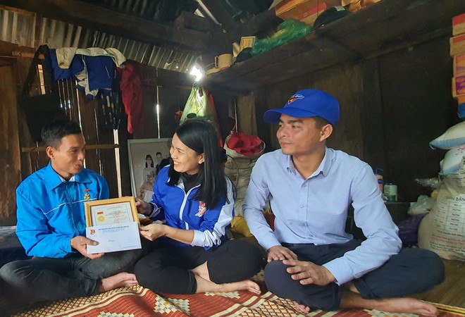 Nụ cười bẽn lẽn của anh Xuôn khi được vinh danh ẢNH: THANH LỘC