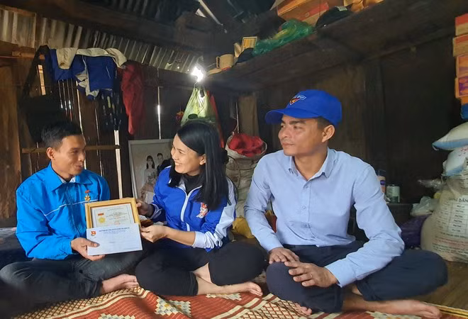 Nụ cười bẽn lẽn của anh Xuôn khi được vinh danh ẢNH: THANH LỘC