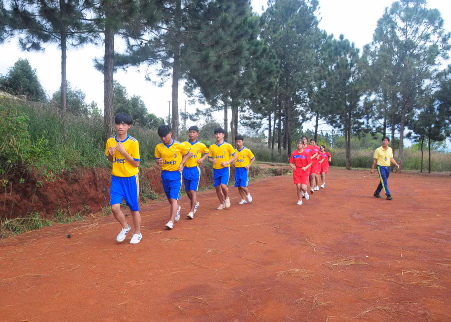 Các VĐV Trường THPT Nguyễn Chí Thanh (TP. Pleiku) tích cực luyện tập chuẩn bị cho Giải Việt dã Báo Gia Lai năm 2020. Ảnh: Thiên Di