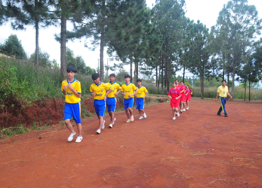 Các VĐV Trường THPT Nguyễn Chí Thanh (TP. Pleiku) tích cực luyện tập chuẩn bị cho Giải Việt dã Báo Gia Lai năm 2020. Ảnh: Thiên Di