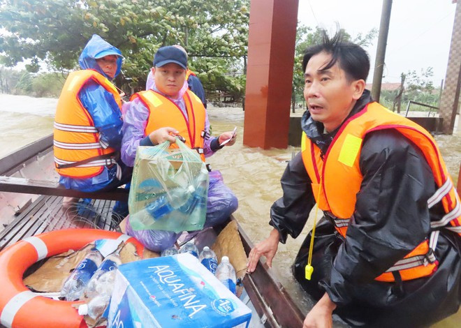 Lực lượng cán bộ xã Lộc Thủy (H.Lệ Thủy, Quảng Bình) và thôn Tuy Lộc hỗ trợ PV Thanh Niên cứu trợ khẩn cấp cho người dân trên địa bàn ngày 12.10 ẢNH: T.N