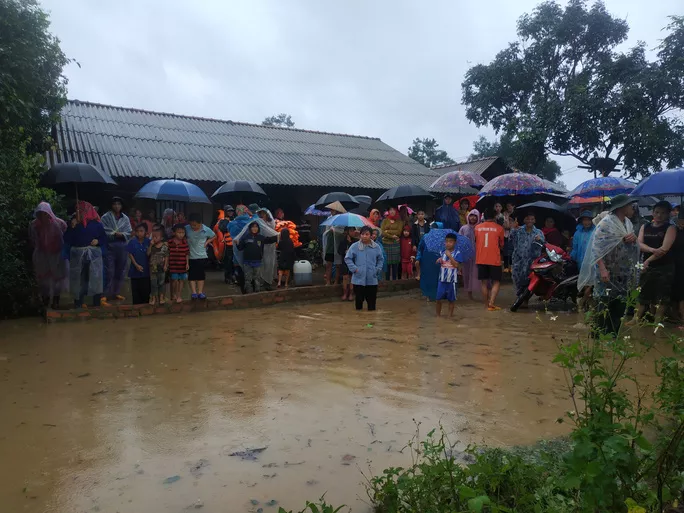 Tuy nhiên, công tác giải phóng mặt bằng ì ạch nên xảy ra tình trạng... nước đến chân mới nhảy