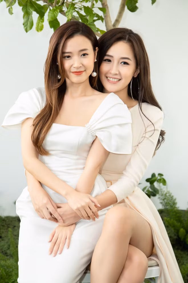 Hoa hậu Mai Phương Thúy chúc mừng Midu lấn sân kinh doanh. Cả hai có mối quan hệ thân thiết khi Midu còn là sinh viên Đại học Kiến trúc TP.HCM ẢNH: KHOA NGUYỄN