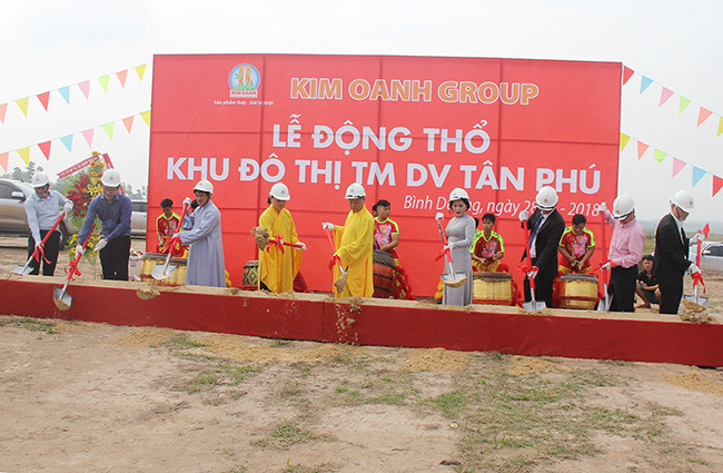 Khu đất 43ha thuộc dự án Khu liên hợp Công nghiệp - Dịch vụ - Đô thị Bình Dương là đất công nhưng đã bị hô biến để rơi vào tay tư nhân là Công ty Tân Phú thuộc Kim Oanh Group. Khu đất 43ha thuộc dự án Khu liên hợp Công nghiệp - Dịch vụ - Đô thị Bình Dương là đất công nhưng đã bị hô biến để rơi vào tay tư nhân là Công ty Tân Phú thuộc Kim Oanh Group.