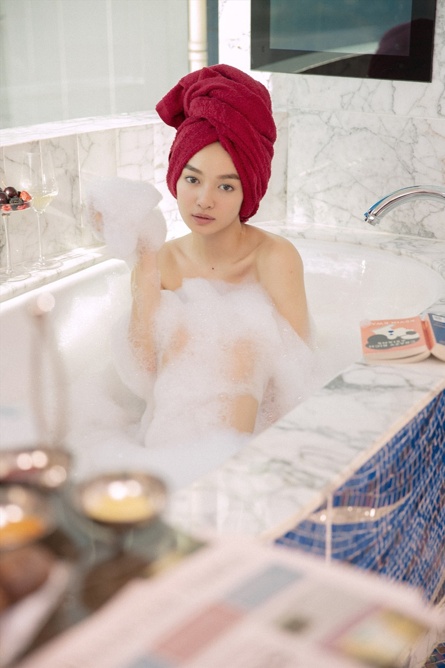 Kaity quấn tóc, bán nude nhưng được khéo léo che chắn bằng đồ bảo hộ và những lớp bọt xà phòng trong bồn.