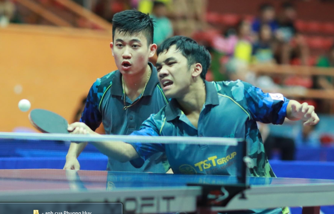 Đôi Đình Đức (trái) – Anh Hoàng vô địch đôi nam. Ảnh: Phương Huy