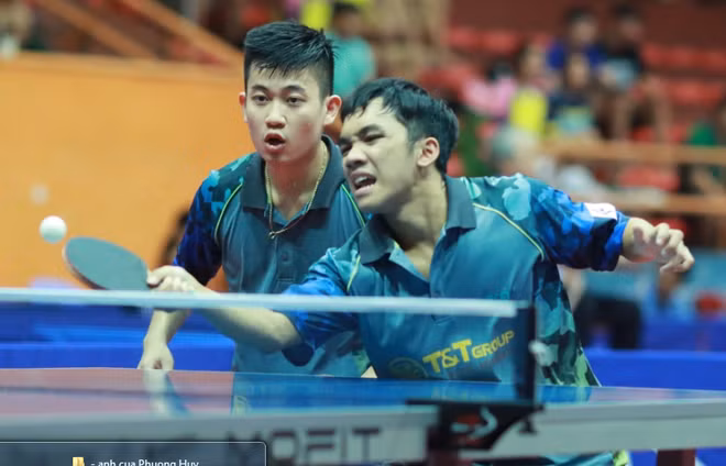 Đôi Đình Đức (trái) – Anh Hoàng vô địch đôi nam. Ảnh: Phương Huy