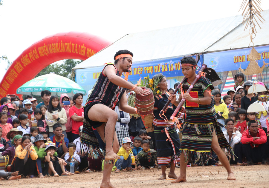14-11 Nghệ nhân say trong từng điệu múa của bài cồng chiêng-ảnh Phương Linh