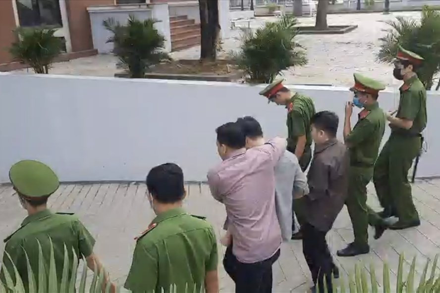  Phúc XO và các đồng phạm được đưa vào tòa. Ảnh: Quang Phương