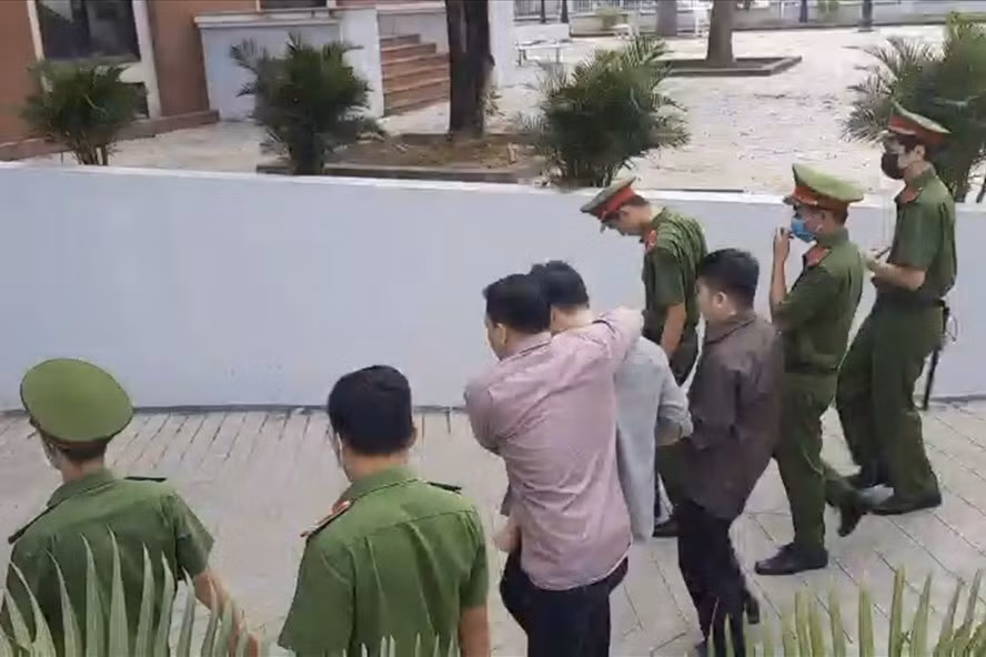 Phúc XO và các đồng phạm được đưa vào tòa. Ảnh: Quang Phương Phúc XO và các đồng phạm được đưa vào tòa. Ảnh: Quang Phương