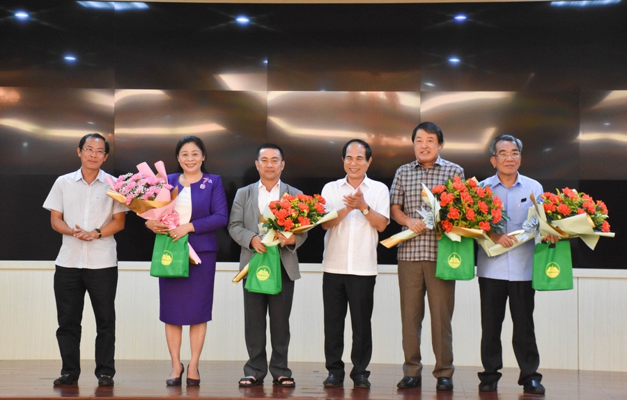 Chủ tịch UBND tỉnh Võ Ngọc Thành (thứ 3 từ phải sang) tặng hoa các đồng chí nghỉ hưu theo chế độ. Ảnh: Trần Dung Chủ tịch UBND tỉnh Võ Ngọc Thành đã trao quyết định nghỉ hưu theo chế độ cho các đồng chí nguyên là thành viên UBND tỉnh . Ảnh Trần Dung