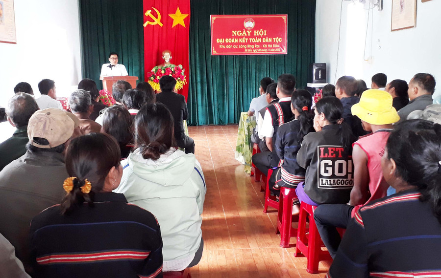 Ông Phạm Minh Trung-Chủ tịch UBND huyện Đak Đoa dự và phát biểu tại Ngày hội Đại đoàn kết toàn dân tộc tại làng Ring Rai. Ảnh: Ngọc Định