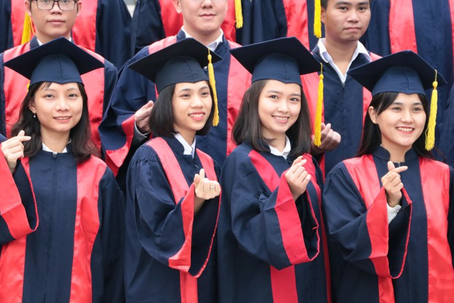 Các thủ khoa tốt nghiệp rạng rỡ LÊ THANH