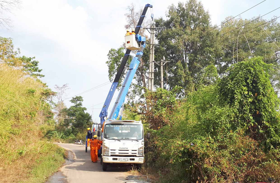 Công nhân Điện lực Đức Cơ xử lý sự cố điện tại Đồn Biên phòng 719. Ảnh: Hà Duy