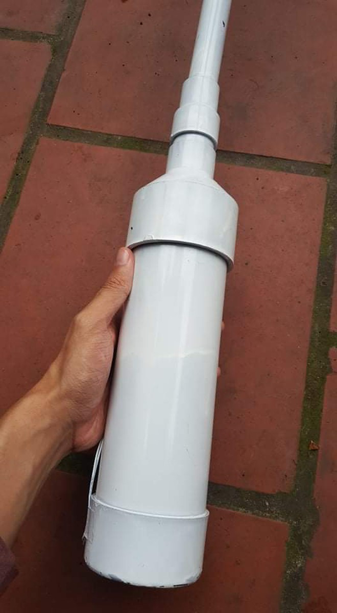 Phễu chứa bụi và hộp đựng các mạch điện