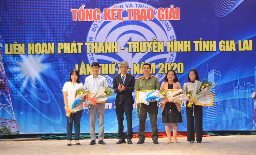  Ông Nguyễn Ngọc Hùng-Giám đốc Sở Thông tin và Truyền thông trao giải cho các tác giả đạt giải nhất tại liên hoan. Ảnh: Anh Huy