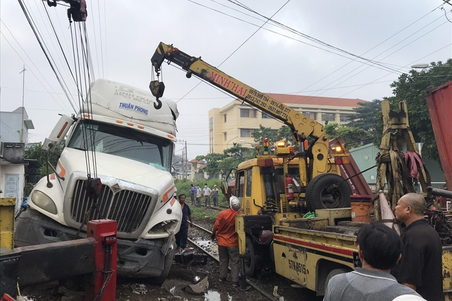 Xe container bị tông đứt đôi khi đang băng qua đường ray. 