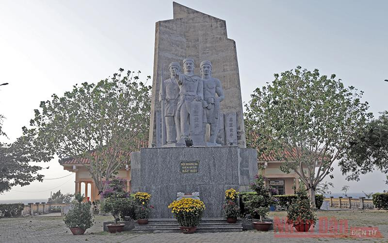 Lý Sơn – Thiên đường giữa biển khơi ảnh 4 Tượng đội Hoàng Sa liên quân Bắc Hải trên đảo Lý Sơn.