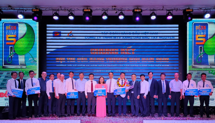 Ban lãnh đạo Tập đoàn Xăn dầu Việt Nam và Công ty TNHH một thành viên Xăng dầu Bắc Tây Nguyên chụp ảnh cùng các thí sinh đạt giải. Ảnh: Vũ Thảo
