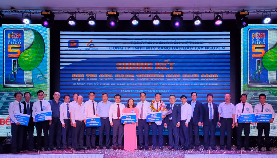 Ban lãnh đạo Tập đoàn Xăn dầu Việt Nam và Công ty TNHH một thành viên Xăng dầu Bắc Tây Nguyên chụp ảnh cùng các thí sinh đạt giải. Ảnh: Vũ Thảo