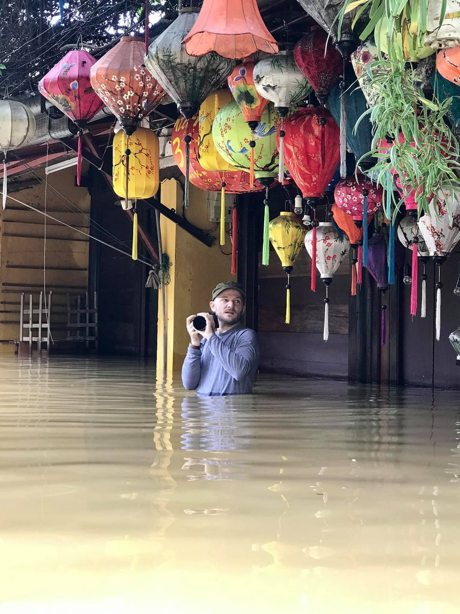 Hình ảnh Alden Anderson tại Hội An được một người bạn chụp lại.