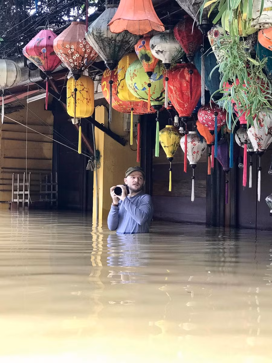 Hình ảnh Alden Anderson tại Hội An được một người bạn chụp lại.