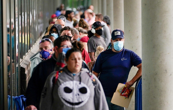 Hàng trăm người chờ điền hồ sơ đăng ký trợ cấp thất nghiệp ở Frankfort, bang Kentucky, ngày 18-6-2020 - Ảnh: Reuters