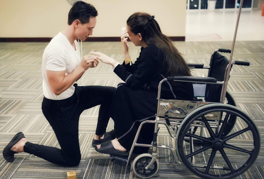 Tối 13.11, clip Kim Lý cầu hôn Hồ Ngọc Hà đã được tiết lộ. Cả hai nhận được nhiều lời chúc phúc từ người hâm mộ. Tối 13.11, clip Kim Lý cầu hôn Hồ Ngọc Hà đã được tiết lộ. Cả hai nhận được nhiều lời chúc phúc từ người hâm mộ.