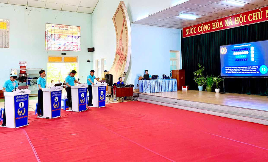 4 thí sinh xuất sắc tham gia tranh tài ở vòng chung kết. Ảnh: Hồng Thi 4 thí sinh xuất sắc tham gia tranh tài ở vòng chung kết. Ảnh: Hồng Thi