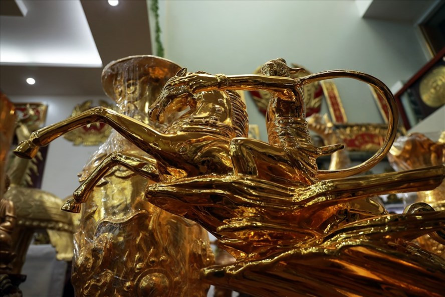 Tượng Thánh Gióng - một sản phẩm của làng nghề Tống Xá. Ảnh: Hải Nguyễn