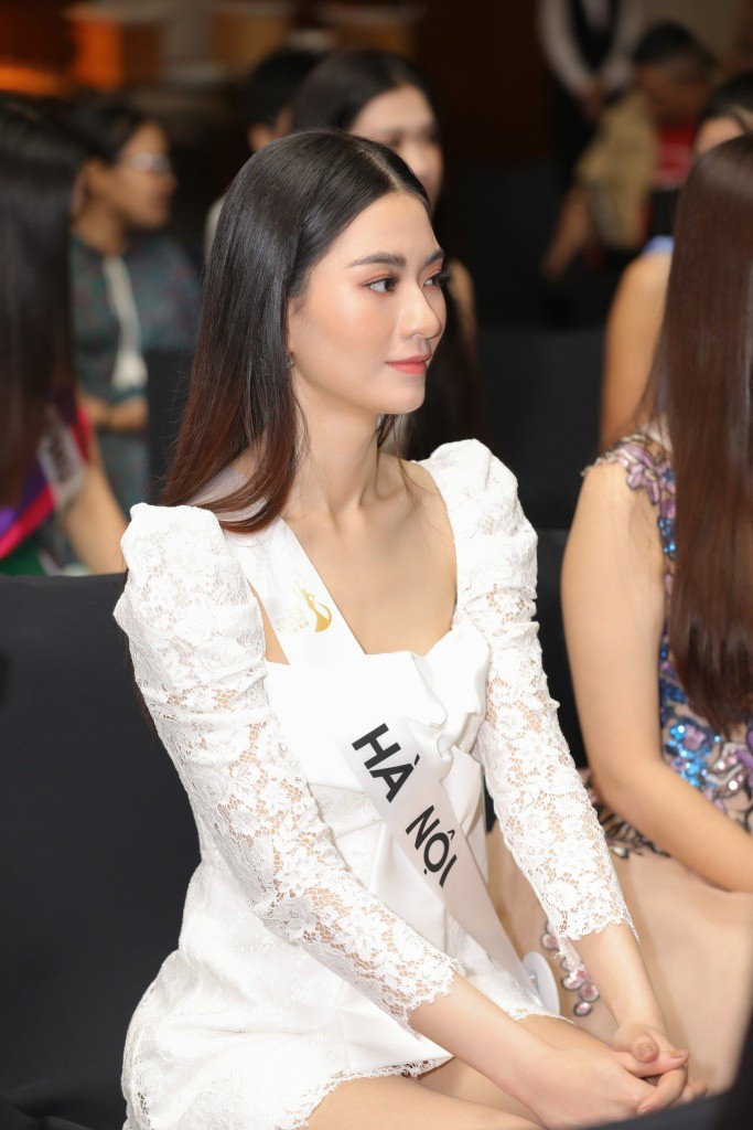Thí sinh Miss Tourism trong buổi họp báo.