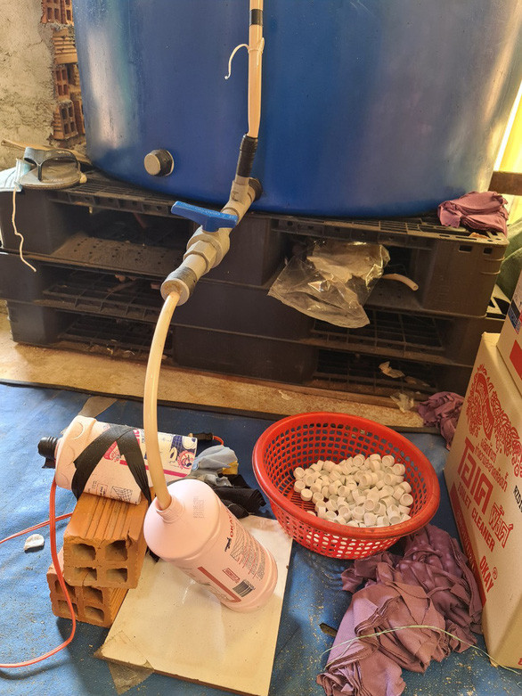 Dụng cụ để sang chiết hóa chất tẩy rửa - Ảnh: BÁ SƠN