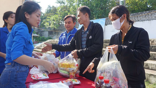 Hơn 600 hộ gia đình nhận quà của T.Ư Hội Liên hiệp Thanh niên Việt Nam. ẢNH MINH HẢI