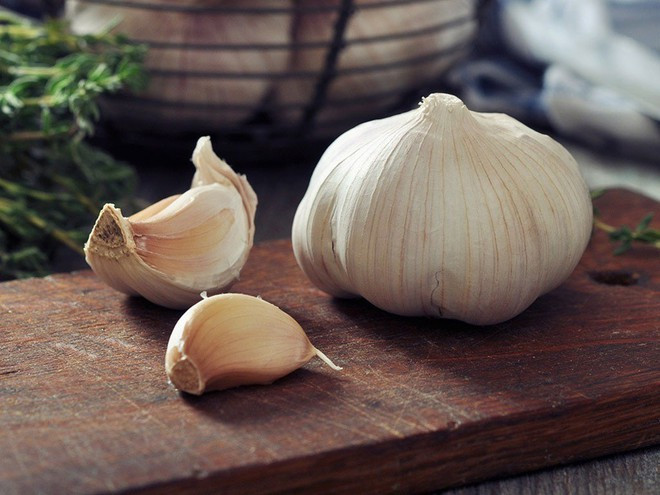 Ăn vài tép tỏi vào buổi sáng có thể giúp bạn tăng cường khả năng miễn dịch, điều cần thiết khi thời tiết vào mùa đông SHUTTERSTOCK