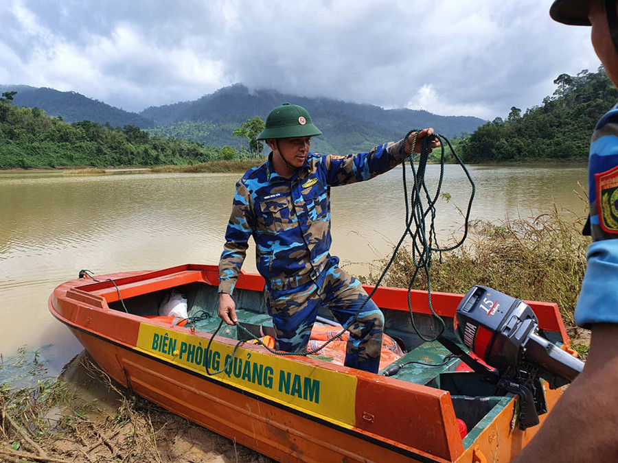  Đến trưa ngày 1/11, đã có 6 ghe thuyền đã xuất phát tham gia công tác tìm kiếm.