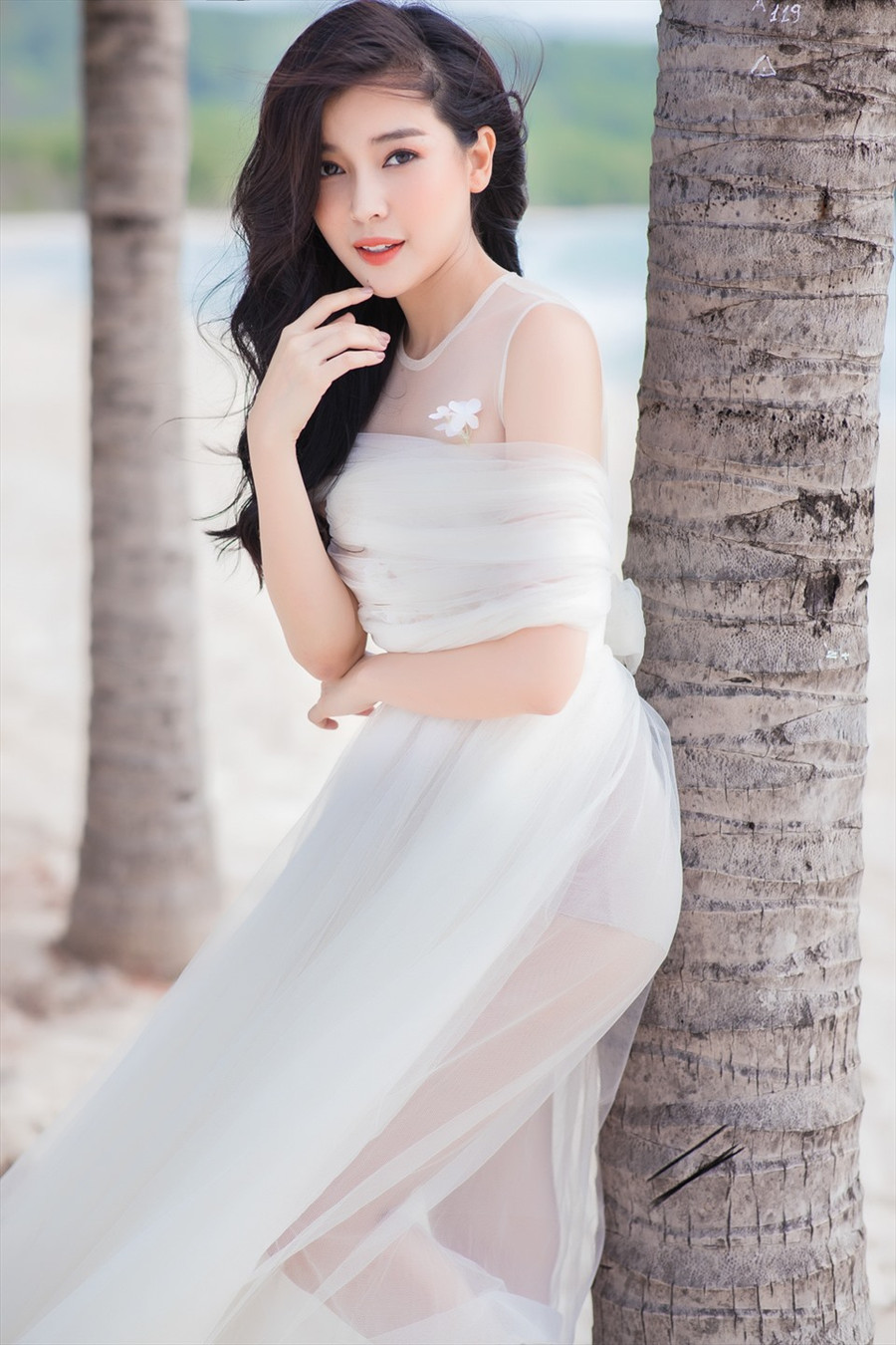 Cao Thái Hà thẳng thắn thừa nhận việc can thiệp thẩm mỹ để gương mặt thon gọn hơn. Cụ thể, cô đã cắt xương hàm và hạ gò má. Ảnh: NVCC.