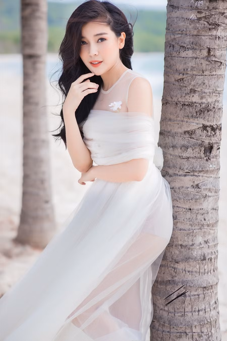 Cao Thái Hà thẳng thắn thừa nhận việc can thiệp thẩm mỹ để gương mặt thon gọn hơn. Cụ thể, cô đã cắt xương hàm và hạ gò má. Ảnh: NVCC.