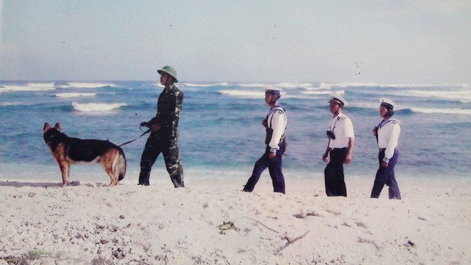 Chó nghiệp vụ biên phòng tuần tra bảo vệ đảo Trường Sa ẢNH: MAI THANH HẢI