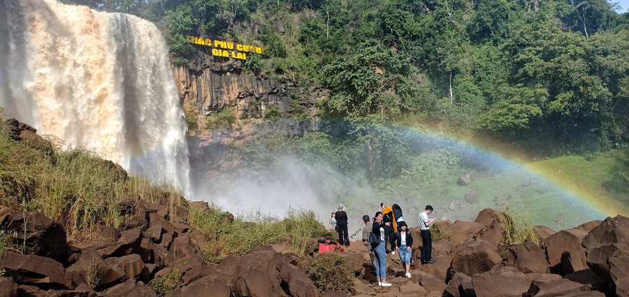 Khảo sát hạ tầng du lịch thác Phú Cường. Ảnh: Minh Châu
