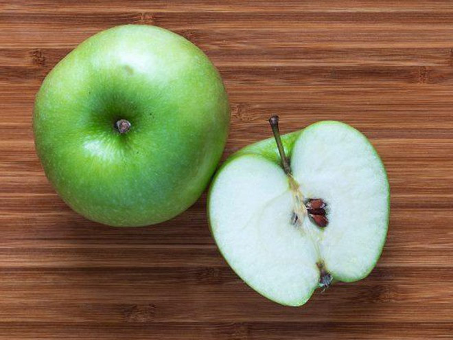 Táo xanh là một nguồn cung cấp vitamin A, vitamin B, vitamin C, vitamin E và vitamin K tốt hơn so với táo đỏ. ẢNH: SHUTTERSTOCK