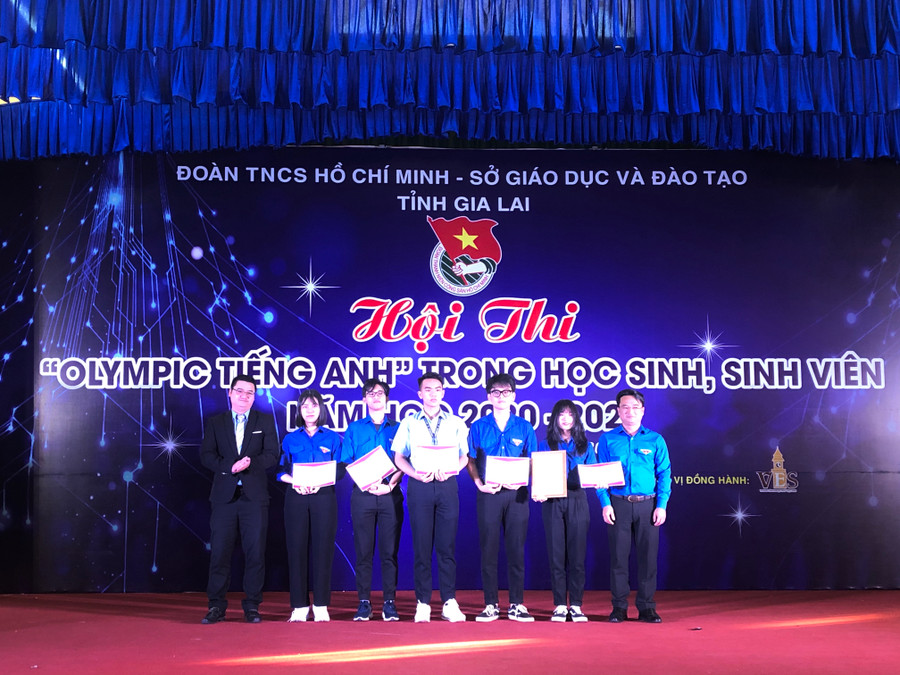 Ban tổ chức trao giải nhất cho đội thi Trường THPT chuyên Hùng Vương. Ảnh: Phan Lài