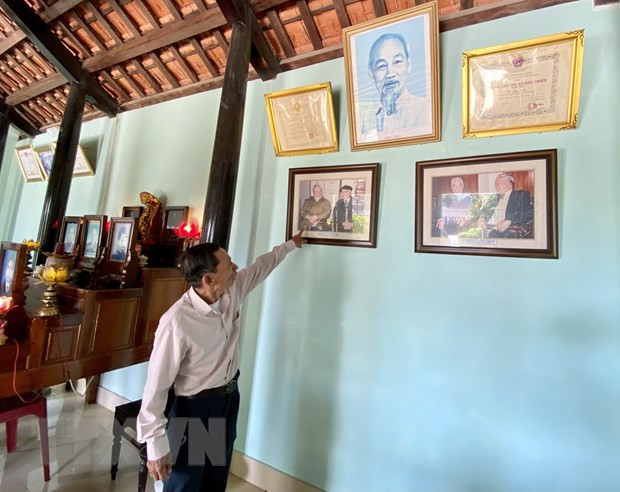 Ông Lê Văn Lân (trưởng tộc họ Lê, cháu Đại tướng Lê Đức Anh) kể về những kỷ niệm của Đại tướng Lê Đức Anh. (Ảnh: Mai Trang/TTXVN) Ông Lê Văn Lân (trưởng tộc họ Lê, cháu Đại tướng Lê Đức Anh) kể về những kỷ niệm của Đại tướng Lê Đức Anh. (Ảnh: Mai Trang/TTXVN)