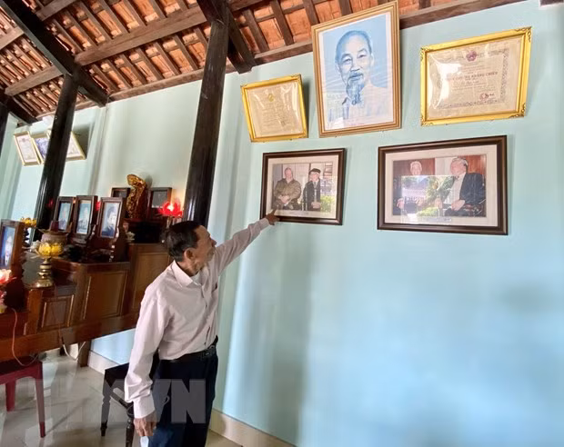 Ông Lê Văn Lân (trưởng tộc họ Lê, cháu Đại tướng Lê Đức Anh) kể về những kỷ niệm của Đại tướng Lê Đức Anh. (Ảnh: Mai Trang/TTXVN)