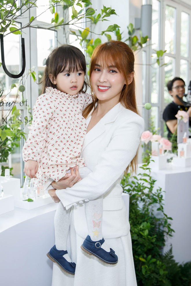 Diễn viên Tú Vi bế con đi sự kiện ẢNH: NVCC