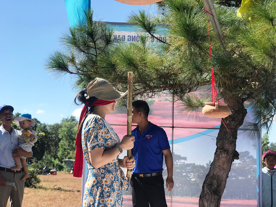 Du khách tham gia trò chơi bịt mắt đập niêu tại ngày hội. Ảnh: Phan Lài Du khách tham gia trò chơi đập niêu tại ngày hội văn hoá-thể thao các dân tộc thiểu số, gắn với du lịch đồi cỏ hồng và phiên chợ nông sản huyện Đak Đoa. Ảnh Phan Lài