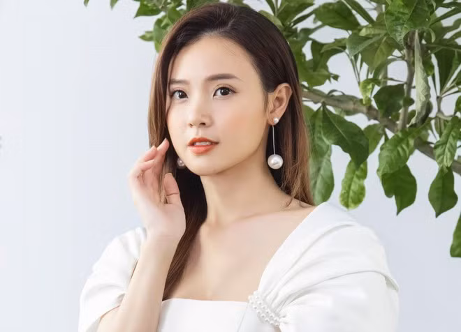 Bước sang tuổi 30, Midu vẫn giữ vững phong cách dịu dàng, nền nã ẢNH: KHOA NGUYỄN