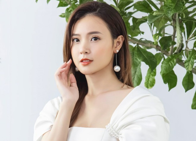 Bước sang tuổi 30, Midu vẫn giữ vững phong cách dịu dàng, nền nã ẢNH: KHOA NGUYỄN