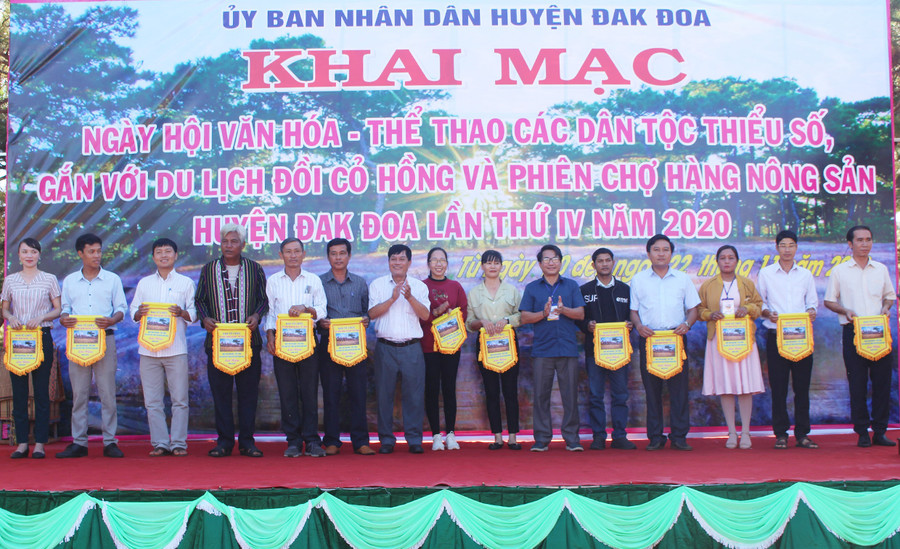 Ban tổ chức trao cờ lưu niệm cho các đơn vị tham gia ngày hội. Ảnh: Phan Lài Ban tổ chức trao cờ lưu niệm cho các đội thi. Ảnh Phan Lài